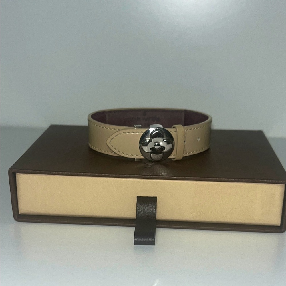 Louis Vuitton Beige Leather Flower Click Bracelet with Silver-Tone Clasp - Picture 2 of 8